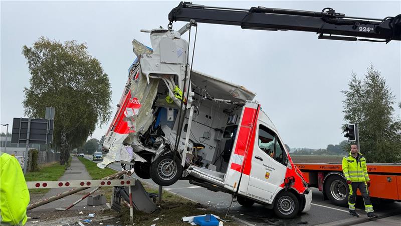 Der Rettungswagen wurde von der Unfallstelle geborgen.