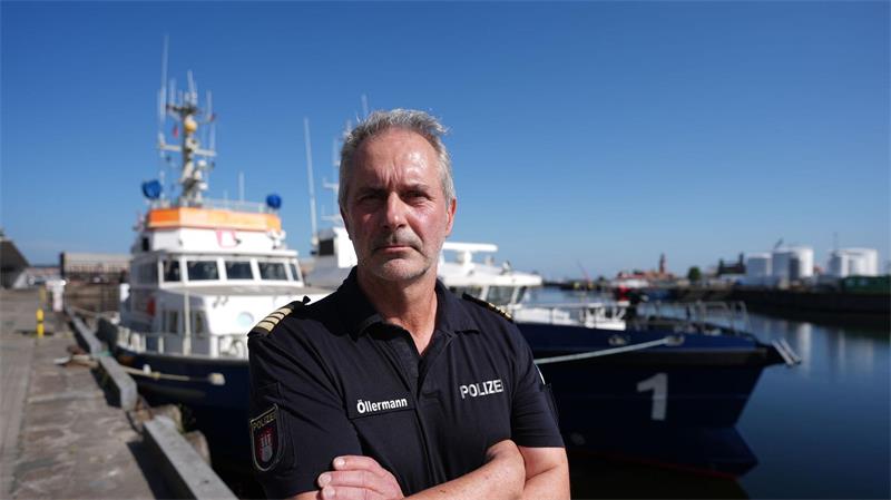 Hamburgs langer Arm bis in die Nordsee Der Revierleiter Toni Öllermann ist verantwortlich für das Einsatzgebiet der Wasserschutzpolizei in der Elbe von Stade bis kurz vor Helgoland. (Archivbild)