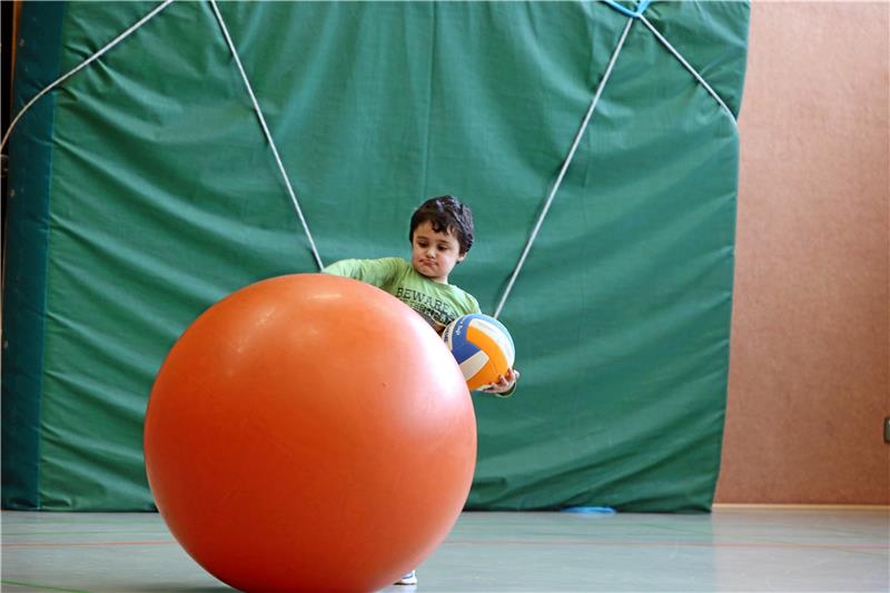 Der Riesenball erfreut sich nicht nur beim vierjährigen Luca großer Beliebtheit. Der Nachwuchs findet in der Halle der Akademie eine große Bewegungslandschaft vor. Fotos: Neuendorf