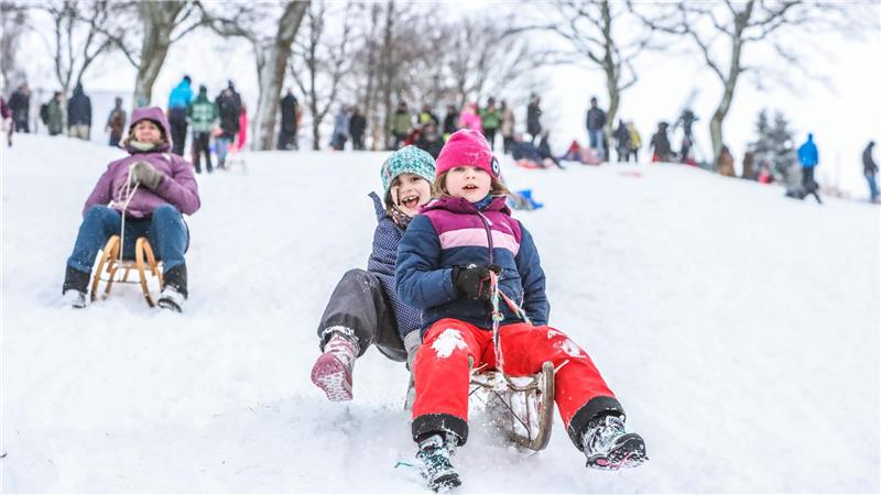 Der Rodelhang Ping in Clausthal-Zellerfeld ist sehr beliebt. Jung und Alt sind dort auf Schlitten unterwegs.