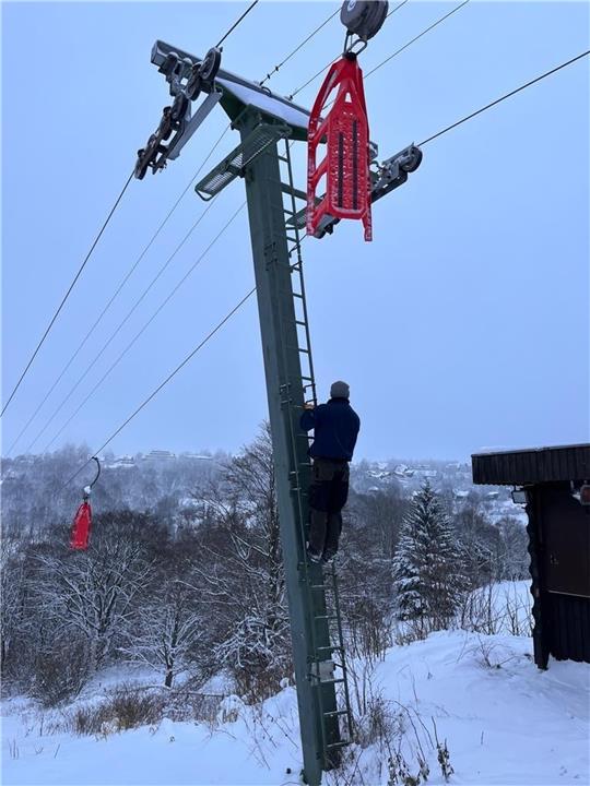 Der Rodellift im Skicentrum Am Brand in Hohegeiß wird gerade von Mitarbeiter Pascal Berger gewartet und soll am Wochenende in Betrieb gehen. Foto: Privat