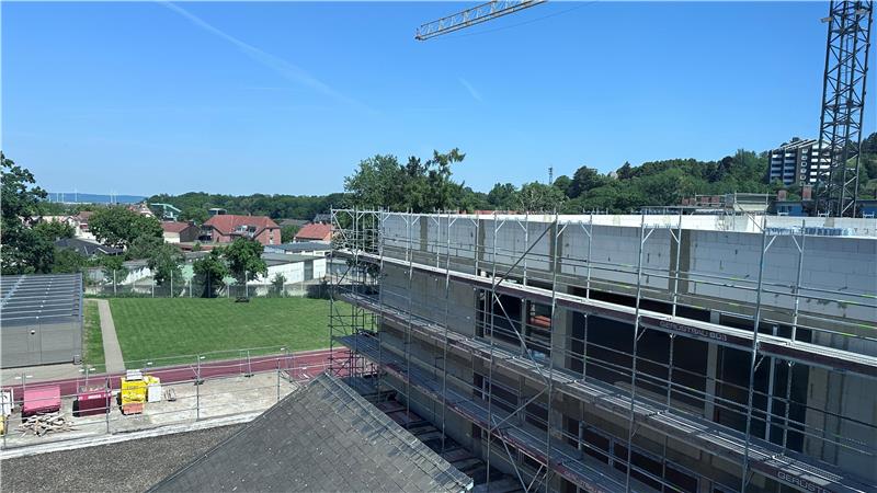 Der Rohbau der WvS-Erweiterung steht, innen werden bereits Durchbrüche zum Bestandsgebäude geschaffen.