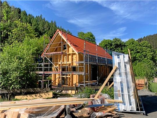Der Rohbau des Tiny-Hauses in Wildemann steht. Architekt Heiner Haass lädt für den 4. Juli zur Baustellenführung ein.  Foto: Privat