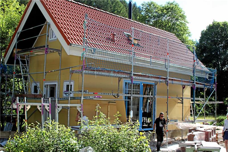 Der Rohbau des Tiny Houses in Wildemann steht, gerade wird die Haustechnik installiert. Im Herbst soll es fertig sein. Foto: Knoke