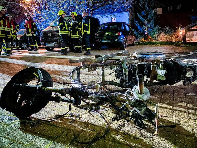 Mitten in der Nacht: Gleich zwei Brände in der Goslarer Innenstadt Der Roller ist komplett abgebrannt. Foto: Feuerwehr