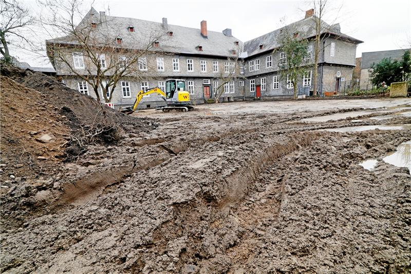 Der Romanische Garten hinter dem ehemaligen Kloster Neuwerk gleicht einer Schlammbrache. Foto: Epping