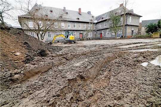 Der Romanische Garten hinter dem ehemaligen Kloster Neuwerk gleicht einer Schlammbrache. Foto: Epping