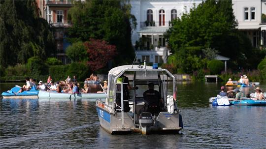 Der Rondeelteich, ein Nebengewässer der Alster, ist bei Bootsfahrern beliebt.
