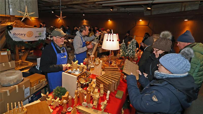 Rund 11.000 Besucher beim weihnachtlichen Rammelsberg Der Rotary-Club und die Goslarschen Höfe bieten hochwertige Holzobjekte an.