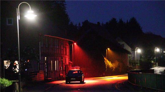 Eine Straßenbeleuchtung mit Rotlicht.