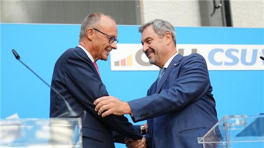 Der Rucksack ist gepackt: Friedrich Merz (l.), CDU-Bundesvorsitzender und Unionsfraktionsvorsitzender, und Markus Söder, CSU-Vorsitzender und Ministerpräsident von Bayern, reichen sich die Hand. Merz will Kanzler werden.