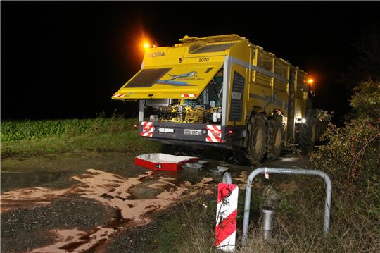 Der Rübenroder verlor am Montagabend große Mengen Öl. Foto: Leifeld