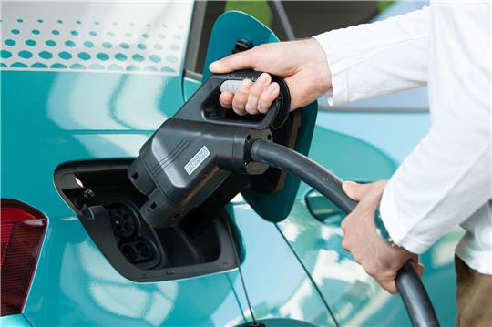 Der Rückgang der Preise für Elektroautos wird für Leasing-Kunden zunehmend zum Problem. Foto: Sebastian Kahnert/dpa