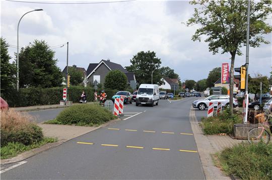 Der Rückstau an der Baustellenampel auf der Langen Straße ist Vergangenheit. Seit Dienstag herrscht wieder freie Fahrt, bis Ende der Woche soll die Baustelle komplett abgeräumt sein. Archivfoto: Neddermeier