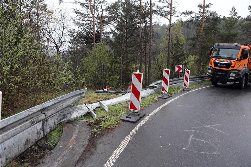 Der Rumäne ist mit seinem BMW den Abhang heruntergestürzt. Foto: Neuendorf