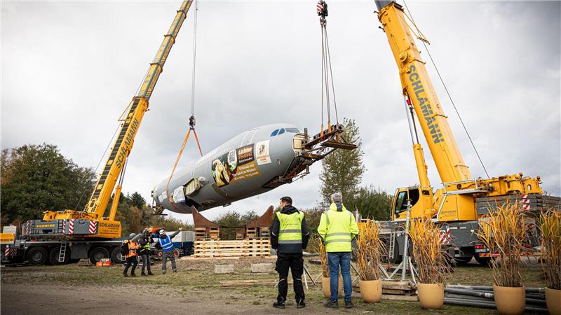 Der Rumpf des ausgedienten Bundeswehr-Airbus wird auf dem Gelände vom Serengeti-Park Hodenhagen in Position gebracht. (Archivbild)