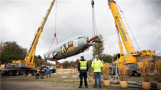 Der Rumpf des ausgedienten Bundeswehr-Airbus wird auf dem Gelände vom Serengeti-Park Hodenhagen in Position gebracht. (Archivbild)