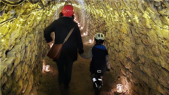 Der Rundgang durch den illuminierten Roeder-Stollen ist ein Höhepunkt des Weihnachtlichen Rammelsbergs.