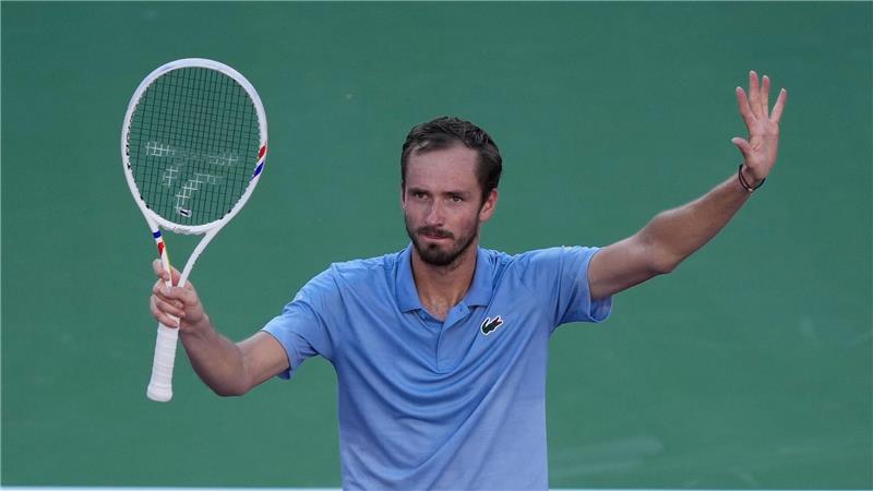 Der Russe Daniil Medvedev jubelt nach seinem Sieg.