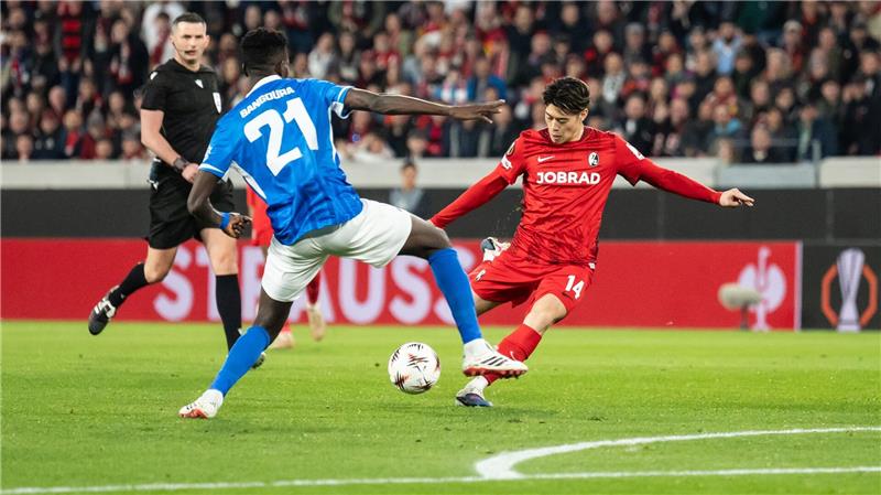 Der SC Freiburg machte Mitte der ersten Halbzeit viel Druck - wie hier Suzuki (r).