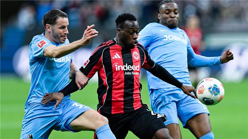 Der SC Freiburg um Christian Günter (l) und Bruno Ogbus (r) sowie Eintracht Frankfurt mit Arnaud Kalimuendo (M) lieferten sich ein umkämpftes Duell.