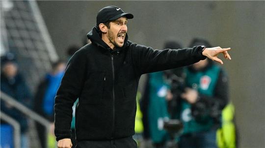 Der SC Freiburg und Trainer Julian Schuster eröffnen gegen Wolfsburg den 14. Bundesliga-Spieltag.