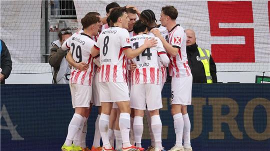 Der SC feiert Torschütze Matthias Ginter (Mitte). 