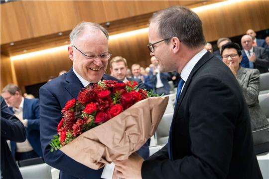 Der SPD-Fraktionsvorsitzende Grant Hendrik Tonne gratuliert Stephan Weil zur Wiederwahl zum Ministerpräsidenten. Foto: dpa