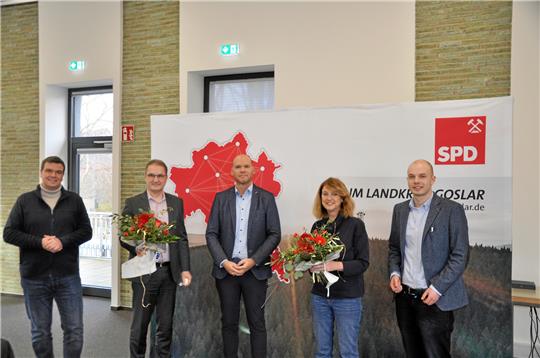 Der SPD-Landtagskandidat für den Wahlkreis Goslar kommt aus Bad Harzburg (v. li.): Die beiden Unterbezirk-Vize Dr. Alexander Saipa und Stephan Manke, der unterlegene Bewerber Martin Mahnkopf sowie Vorsitzende Petra Emmerich-Kopatsch gratulieren dem Kurstadt-Parteichef Christoph Willeke zu dessen Nominierung. Foto: Heine