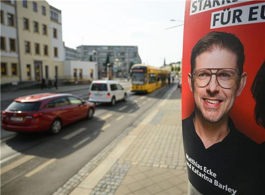 Der SPD-Politiker Matthias Ecke wurde am vergangen Freitag von vier jungen Männern angegriffen, während er Wahlplakate aufhängen wollte.