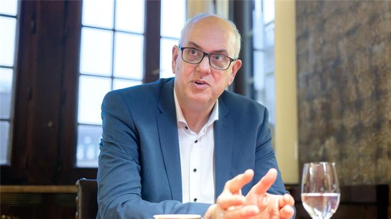 Der SPD-Politiker sieht den Bund und die Unternehmen in der Pflicht.