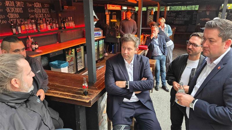 Parteien beenden Wahlkampf in Niedersachsen Der SPD-Vorsitzende Lars Klingbeil (Mitte) spricht mit Gastronomen in Braunschweig.