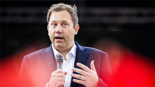 Der SPD-Vorsitzende Lars Klingbeil verwahrt sich scharf gegen Angriffe aus der Union auf seine Co-Parteichefin Bärbel Bas.