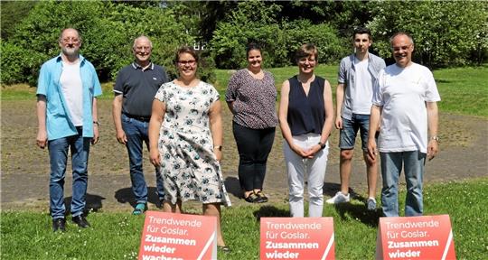 Der SPD-Vorstand: Edwin Kapaun (von links), Michael Demuth, Lisa Lindner, Julia Lorenz, Annett Eine, Kilian Grabow und Jens Kloppenburg. Nicht im Bild: Nadine und Pascal von Cisewski, Manfred Dieber und Ralf Domroes. Archivfoto: Hartmann