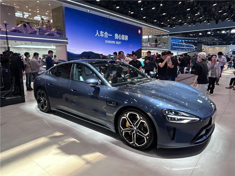 Erstes E-Auto von Xiaomi kommt in China gut an Der SU7 des chinesischen Handyherstellers Xiaomi steht auf der Automesse in China.