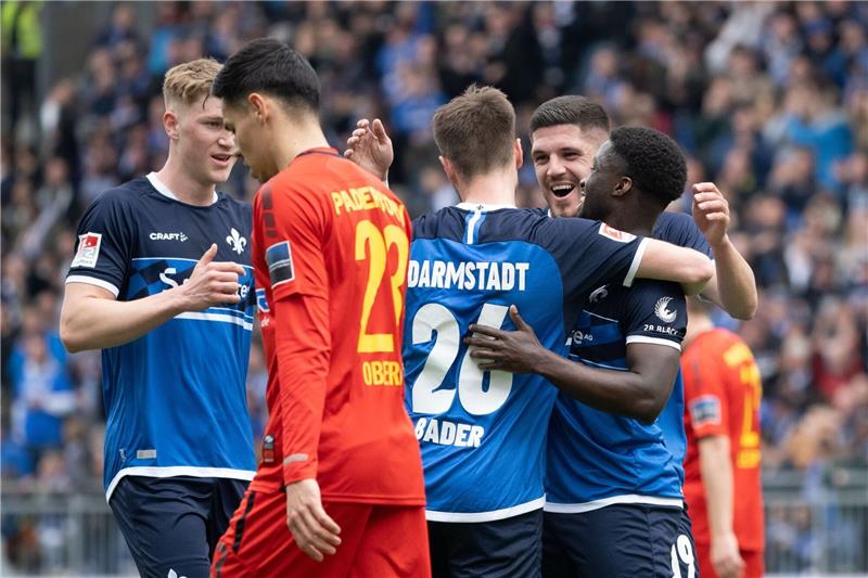 Darmstadt setzt sich ab - Düsseldorf verspielt Chance Der SV Darmstadt 98 baute gegen den SC Paderborn 07 die Tabellenführung weiter aus.