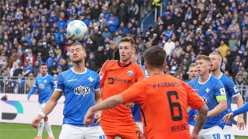 Riemanns Debüt bei Paderborn geglückt: 1:0 in Darmstadt Der SV Darmstadt 98 (blau) und der SC Paderborn lieferten sich ein umkämpftes Duell mit nur wenigen Höhepunkten.