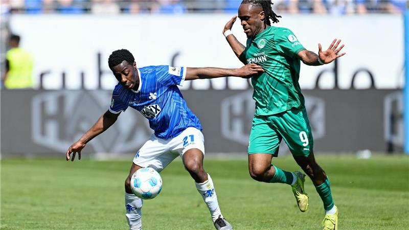 Nach gruseliger erster Hälfte: Darmstadt bezwingt Fürth Der SV Darmstadt 98 mit Merveille Papela (l) bezwang die SpVgg Greuther Fürth mit Noel Futkeu.