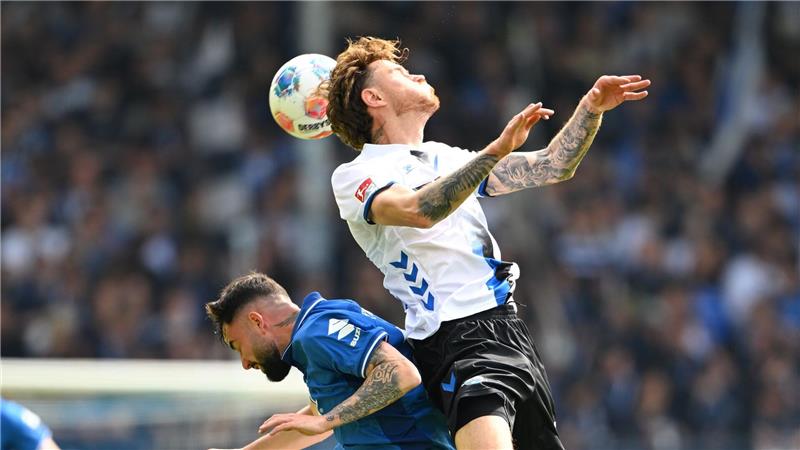 Der SV Darmstadt 98 um Marco Richter (l) und der SC Paderborn um Calvin Brackelmann lieferten sich ein umkämpftes Duell.