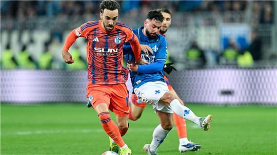 Der SV Darmstadt 98 um Marco Richter (r) und der FC Schalke 04 um Kenan Karaman schenkten sich nichts.