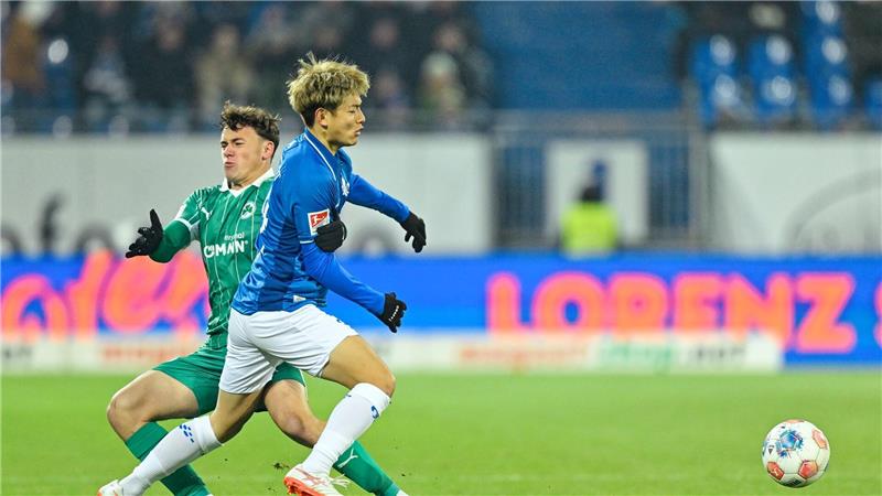 Der SV Darmstadt 98 um Yosuke Furukawa (v) und die SpVgg Greuther Fürth um Lukas Reich lieferten sich einen wilden Schlagabtausch.