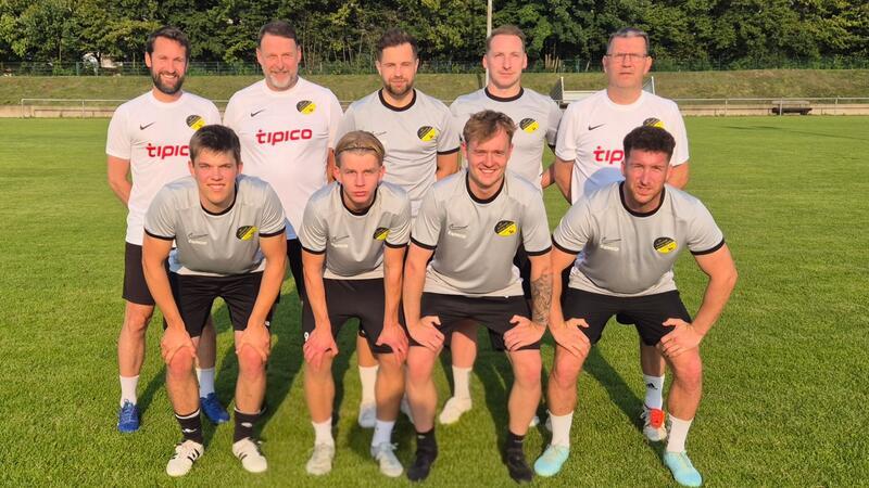 Der SV Rammelsberg hat sich prominent verstärkt: (hinten v.l.) Co-Trainer Simon Fritzsche, Torwarttrainer Karsten Tost, Patrick Czaja, Marcel Sollorz, Trainer Torben Bornkessel; (vorn v.l.) Erik Hasse, Emil Noster, Maiko Käthner und Can Hermerding.