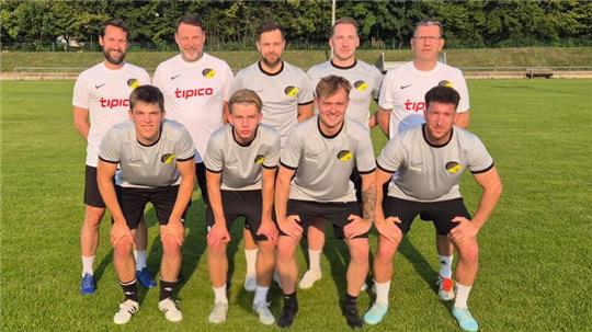 Der SV Rammelsberg hat sich prominent verstärkt: (hinten v.l.) Co-Trainer Simon Fritzsche, Torwarttrainer Karsten Tost, Patrick Czaja, Marcel Sollorz, Trainer Torben Bornkessel; (vorn v.l.) Erik Hasse, Emil Noster, Maiko Käthner und Can Hermerding.