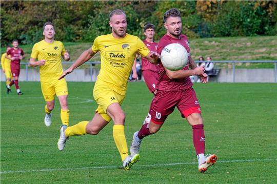 Der SV Rammelsberg, hier Steven Huth, und der SC 18 Harlingerode mit Jannik Kassebaum stehen aktuell in der Fußball-Bezirksliga auf einem Abstiegsplatz. Foto: Drechsler