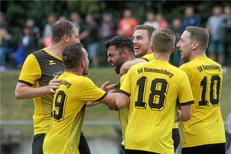 Ibo schießt Rammelsberg zum Derbysieg über den GSC Der SV Rammelsberg startet mit zwei Siegen und einem Unentschieden in die Saison und legt damit den Grundstein zum frühzeitigen Klassenerhalt. Osman Ibo (Mi.) und Marcel Sollorz (re.) sind mit fünf Toren die erfolgreichsten SVR-Schützen. Foto: Gietemann