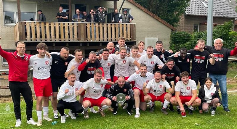 Der SV Schladen bejubelt nach einer souverän gespielten Saison den Aufstieg in die eingleisige Nordharzliga. Fotos: Privat