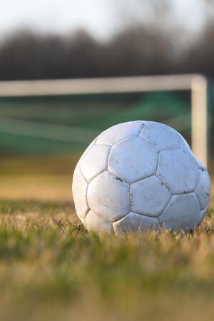 Ferienpass in Schladen-Werla: Anmeldungen noch möglich Ein Fußball liegt auf einem Fußballplatz.