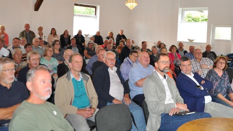 Der Saal der „Deutschen Eiche“ ist voll: Landrat Dr. Alexander Saipa (SPD) und sein Bauchef Stefan Behrens (2.u.3.v.r.) erwarten die Immenröder Fragen.