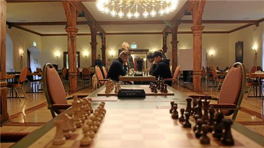 Der Saal des Bündheimer Schlosses wird ab dem 15. Oktober erneut zur Schach-Turnierfläche.