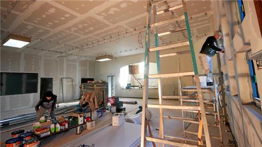 Der Saal des Gielder Franz-Tasler-Hauses ist noch Baustelle, obwohl in ihm bereits in einigen Tagen die erste Veranstaltung steigen soll. 